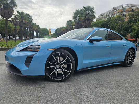 Porsche Taycan 4S unique bleu ciel véhicule de la direction