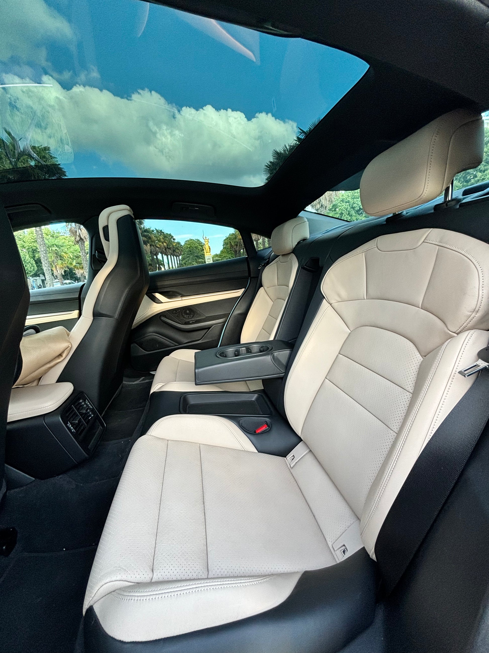 Leader car  PORSCHE TAYCAN 4S Intérieur cuir beige
